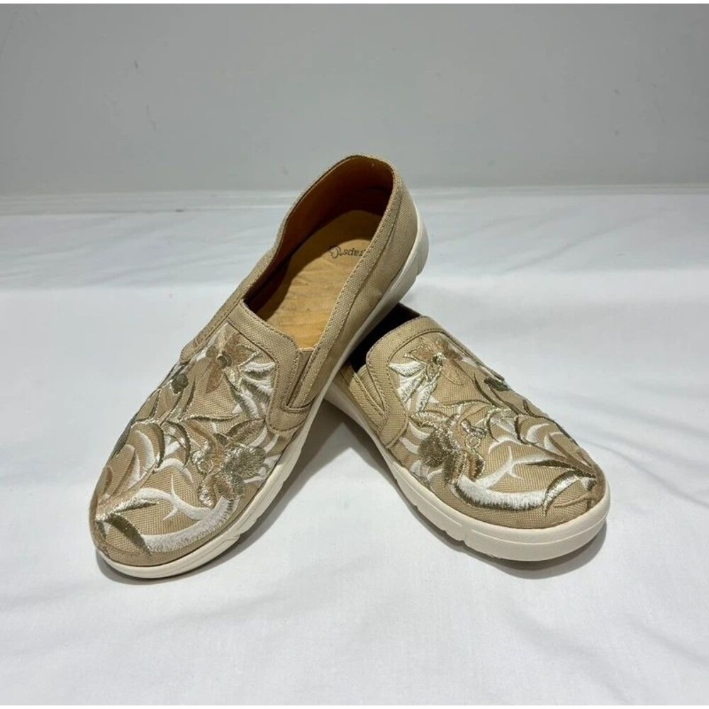 Baretraps embroidered canvas slip-on shoes  Size 8